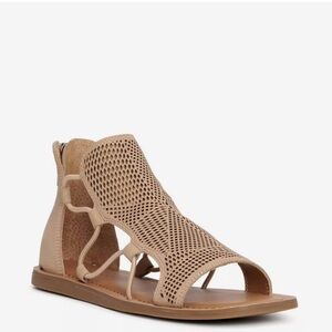 Woman's Lucky Brand Bartega Gladiator Sandal in Dusty Sand. Size 8